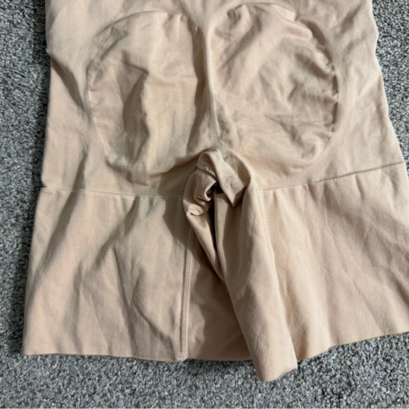 NWT SPANXsculpt OnCore High-Waisted Mid-Thigh Short in Oat Size Medium Shapewear - Picture 12 of 13